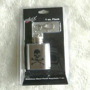 Goth Skull Flask Keychain Key Chain. NIP